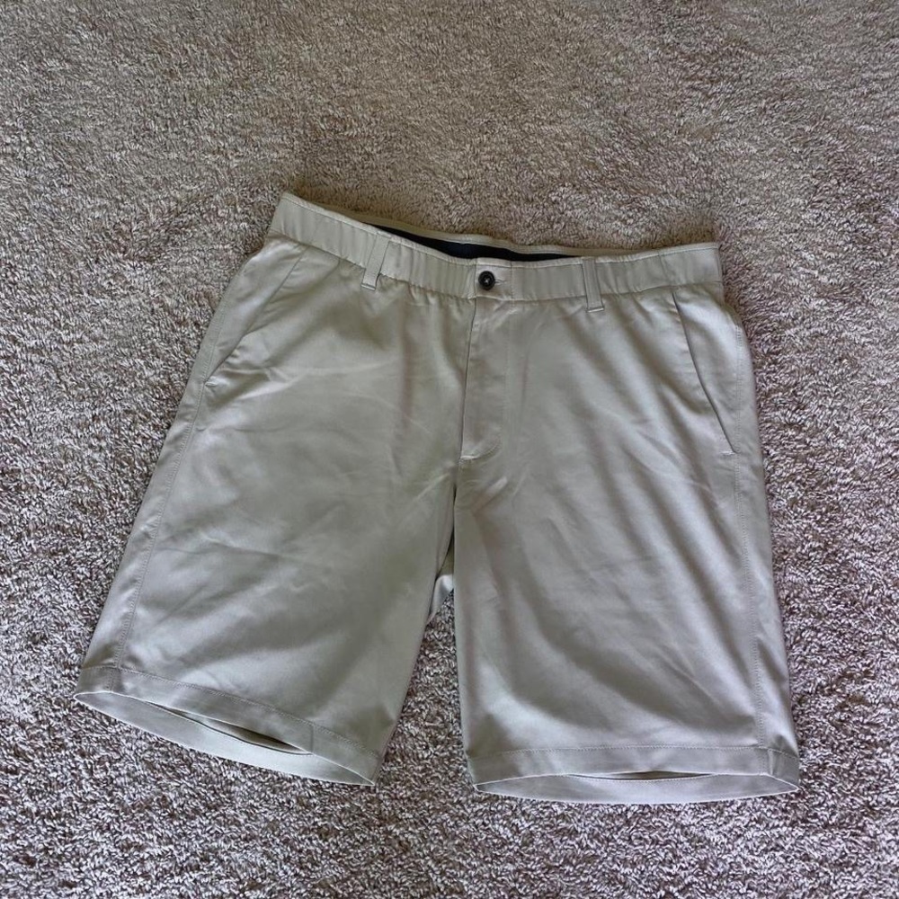 Under Armour Golf Shorts Mens size 36 Tan Khaki Stretch Casual Workout